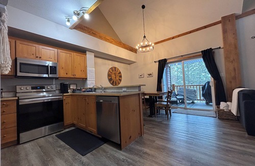 East Kootenay Condo | ⛳️110 Golf Resort, 3 Bed 3 Bath, Sleeps 12, central A/C & private hot tub⛳️