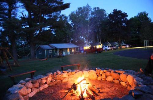 Schroon Lake Hotel | 111 m² Motel ∙ 7 guests