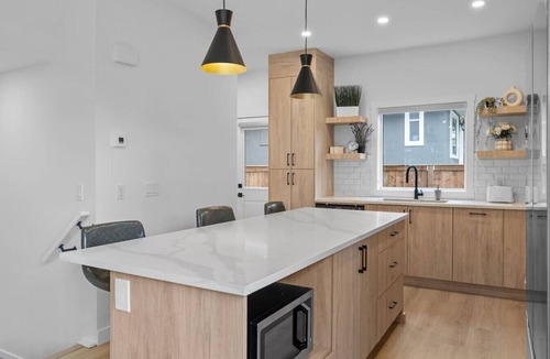 Southwest Calgary Villa | 12 Guests | 2 King Beds | Ping Pong| 6 BR| Garage