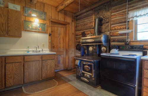 Estes Park Cabin | 122 m² Cabin ∙ 2 bedrooms ∙ 6 guests
