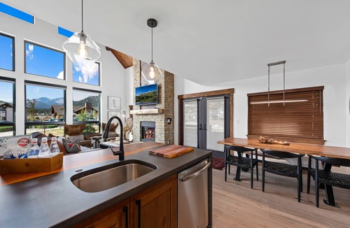 Estes Park Cabin | 147 m² Cabin ∙ 2 bedrooms ∙ 6 guests