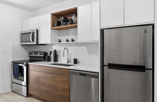 Northeast Miami Apartment | 15 min to Beach | 2 Queen Beds | Free Parking (U2)