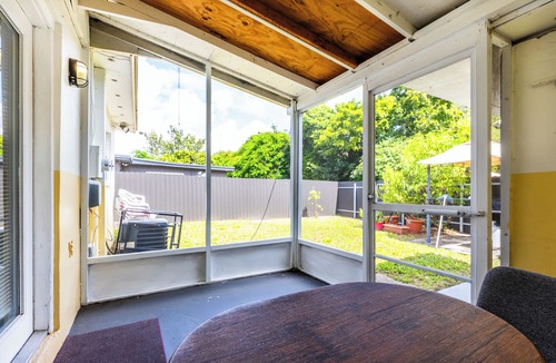 West Park House | 15% Off Charming 2-Bedroom, 1-Bathroom Retreat Near Everything in Miami