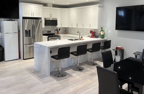 Shawnigan Lake House | 1500 sq ft Deluxe suite with swimming pond. Minutes to Shawnigan Lake