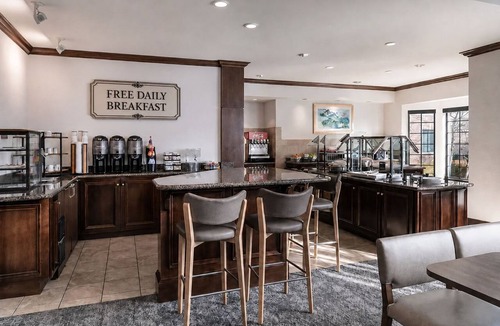 Stow Apartment | 1BR King Suite w/Kitchen | Free Breakfast & Pool