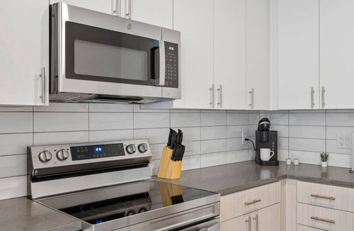 Aurora Apartment | 1BR Pet Friendly Getaway Near Stanley Market Place