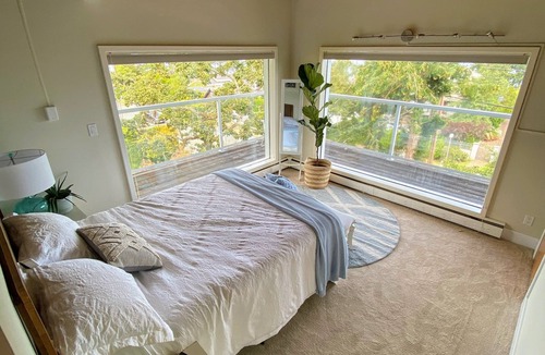 Cordova Bay Apartment | 2 Bdr with Ocean views & 200m from sandy Cordova Bay Beaches.