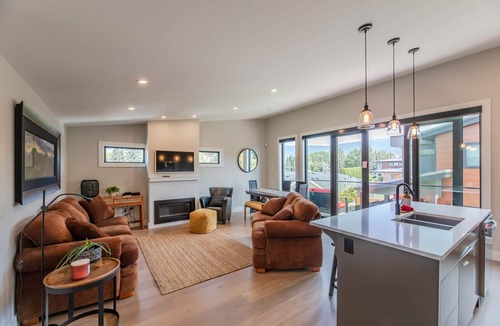 Okanagan-Similkameen House | 2 bed 1 bath detached suite. Steps to Okanagan Lake.