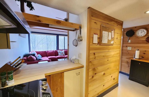 Lincoln House | 2 Bed/2Bath White Mtn treetop Townhome across from Loon w views, pool & shuttle