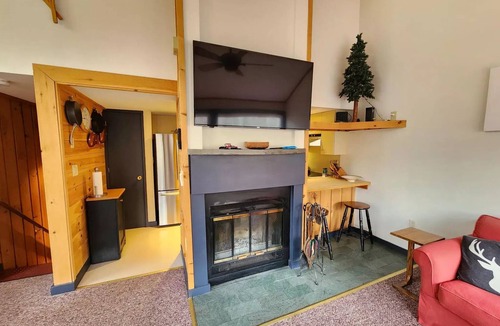 Lincoln House | 2 Bed/2Bath White Mtn treetop Townhome across from Loon w views, pool & shuttle