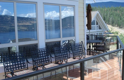 Central Okanagan House | 2 Bed and Loft Pet Friendly Lake View Cottage at La Casa!