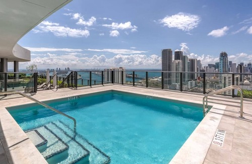 Town Square Condo | 2 Bed Penthouse Sleeps 6 in Edgewater