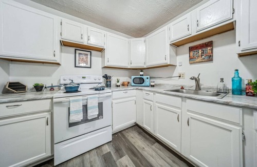 Euclid Apartment | 2 Bedroom 1 Bath Apartment in Euclid