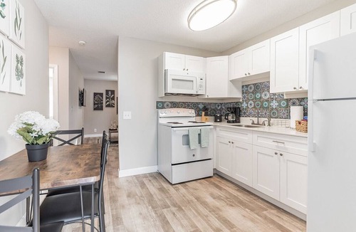 Palm Beach Shores Apartment | 2 Bedroom 2 Bath Walking distance to Beach and Restaurants