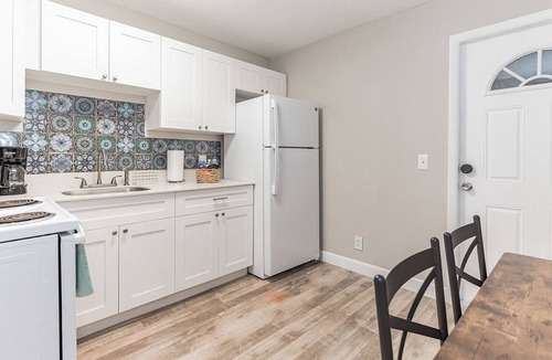 Palm Beach Shores Apartment | 2 Bedroom 2 Bath Walking distance to Beach and Restaurants