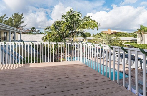 Palm Beach Shores Apartment | 2 Bedroom 2 Bath Walking distance to Beach and Restaurants