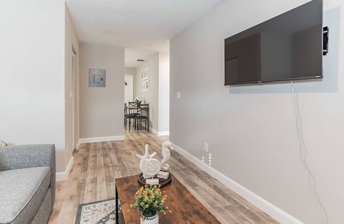 Palm Beach Shores Apartment | 2 Bedroom 2 Bath Walking distance to Beach and Restaurants