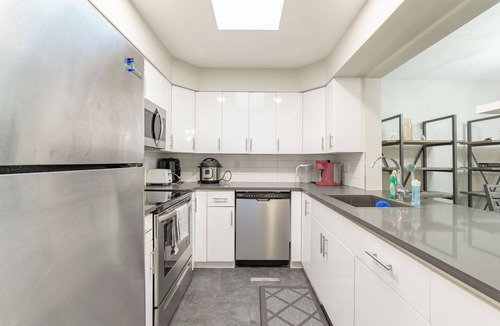 Fairview Condo | 2 Bedroom 2 Bathroom Condo Walkable to Granville Island near Vancouver Hospital