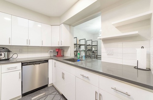 Fairview Condo | 2 Bedroom 2 Bathroom Condo Walkable to Granville Island near Vancouver Hospital