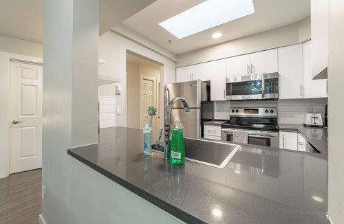 Fairview Condo | 2 Bedroom 2 Bathroom Condo Walkable to Granville Island near Vancouver Hospital