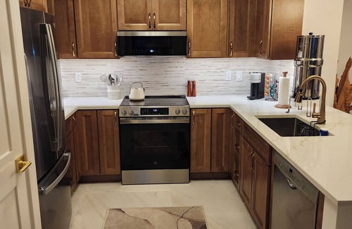 Grandview Heights Condo | 2 bedroom Condo steps from Rosemary Square's Shopping/Restaurants