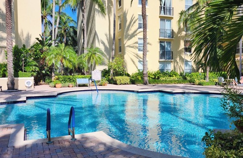 Grandview Heights Condo | 2 bedroom Condo steps from Rosemary Square's Shopping/Restaurants