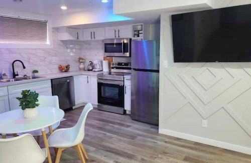 Saskatoon House | 2 Bedroom Cozy Suite in Rosewood