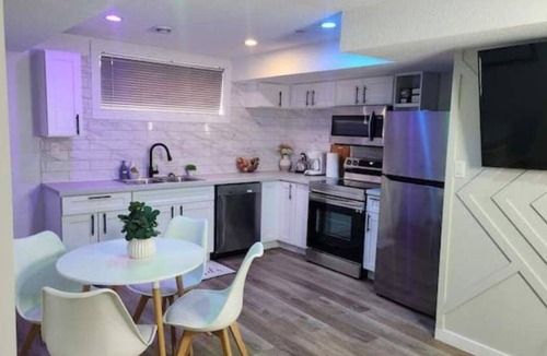 Saskatoon House | 2 Bedroom Cozy Suite in Rosewood