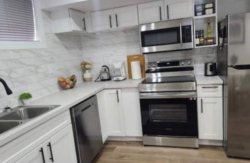 Saskatoon House | 2 Bedroom Cozy Suite in Rosewood