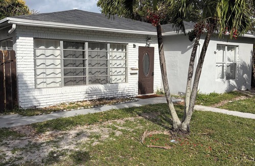 Dania Beach House | 2-bedroom house in wonderful Dania Beach with cool AC