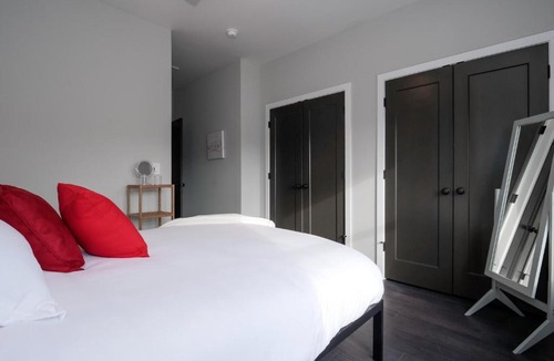 Ohio City Apartment | 2 Bedroom Luxury Condo 10 Minutes from First Energy Stadium A3