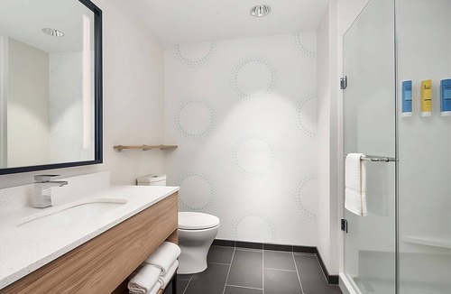 Dania Beach Hotel | 2 Gorgeous Units, Parking, Near Sheridan Square Shopping Center! Free Breakfast