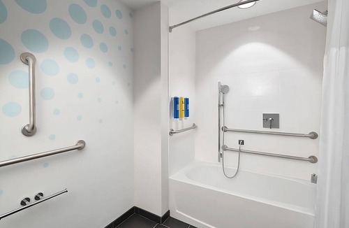 Dania Beach Hotel | 2 Gorgeous Units, Parking, Near Sheridan Square Shopping Center! Free Breakfast