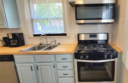Euclid House | 2 KING 3 QUEEN BEDS. Spacious. Quiet Neighborhood