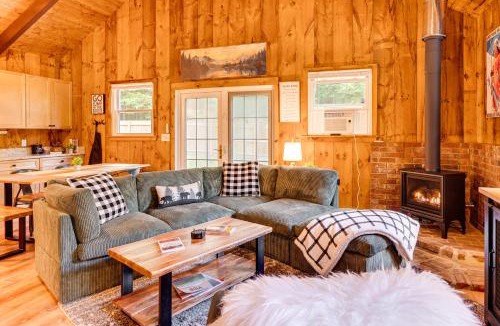 Conway House | 2 Mi to Conway: Cozy Cabin w/Grill & Yard!