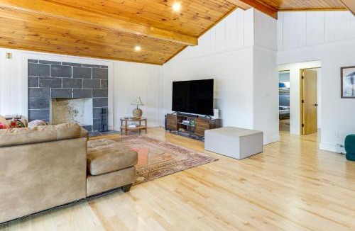 Town of White Creek House | 2 Mi to Hoosic River: 'The Moss House' w/Deck!