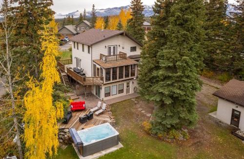 Jasper East Ski Chalet | 2 minute Drive to Jasper National Park
