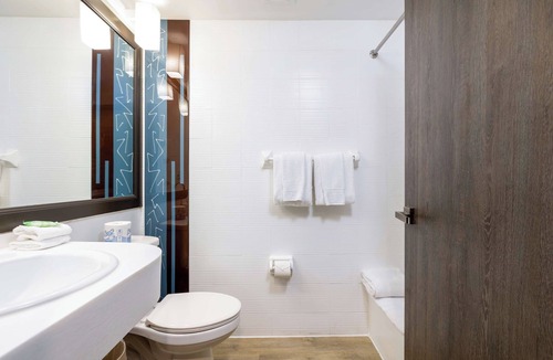 Flagami Hotel | 2 Modern Units With Balcony Outdoor Pool Shuttle Near Wynwood