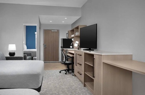 Weston Hotel | 2 Spacious Studio Suites w/Kitchenette l Outdoor Pool & Free Breakfast