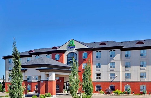 Sherwood Park Hotel | 2-Star Hotel ∙ Holiday Inn Express Hotel & Suites Sherwood Park-Edmonton Area, an IHG Hotel