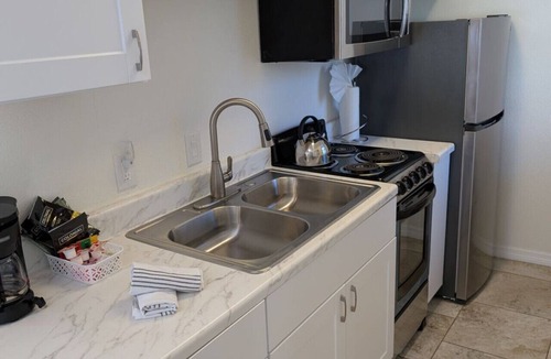 Siesta Key Hotel | #2-Studio-Beautiful,Clean King Suite,Kitchenette,Heated Pool,3-min Walk to Beach