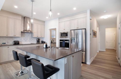 Calgary House | 2 Suites 8 Bedrooms AC Sleeps 16