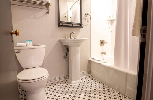 Glenwood Springs Hotel | 2 Units | Downtown Anderson Stay With Stylish Comfort & Local Charm