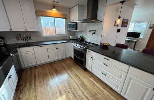 Englewood House | 2 WFH Desks, Modern Kitchen, Fenced Yard, Dogs OK