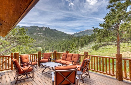 Estes Park Cabin | 222 m² Cabin ∙ 4 bedrooms ∙ 9 guests