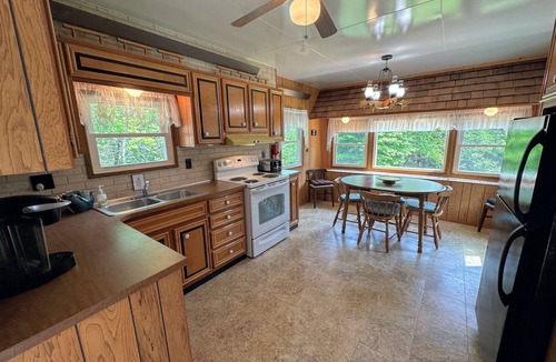 Carroll House | 26CM - private camp in Bretton Woods, wifi, AC, private yard with great views, dog friendly!
