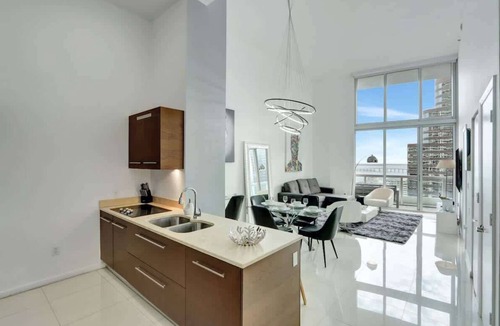 Downtown Miami Condo | 28th Floor Icon Brickell Oasis with City Views