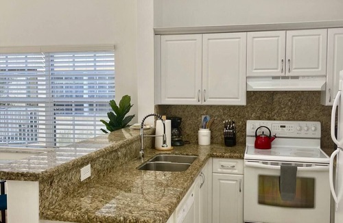 Mission Bay Apartment | 290D - Boca Retreat w/Pool, Parking, Near Evert Tennis & Shops