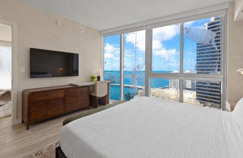 Downtown Miami House | 2B2B w Water View - FREE Parking - Pool - Lux Spa