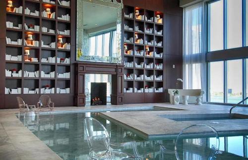 Downtown Miami House | 2B2B w Water View - FREE Parking - Pool - Lux Spa